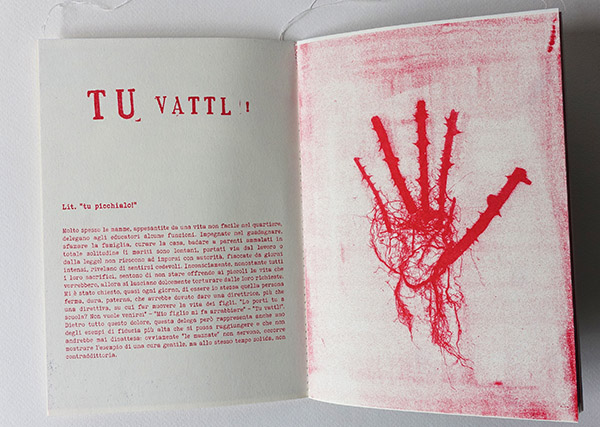 Open booklet spread with a stenciled dialect title "TU VATTL'I" and Italian text on the left page, and a red risograph print of an open hand with thorny, root-like lines extending down from the wrist on the right.